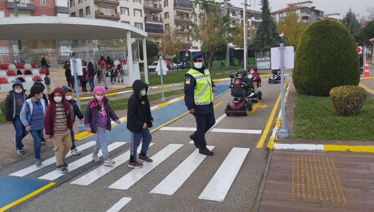 JANDARMA’DAN ÖĞRENCİLERE UYGULAMALI TRAFİK EĞİTİMİ!