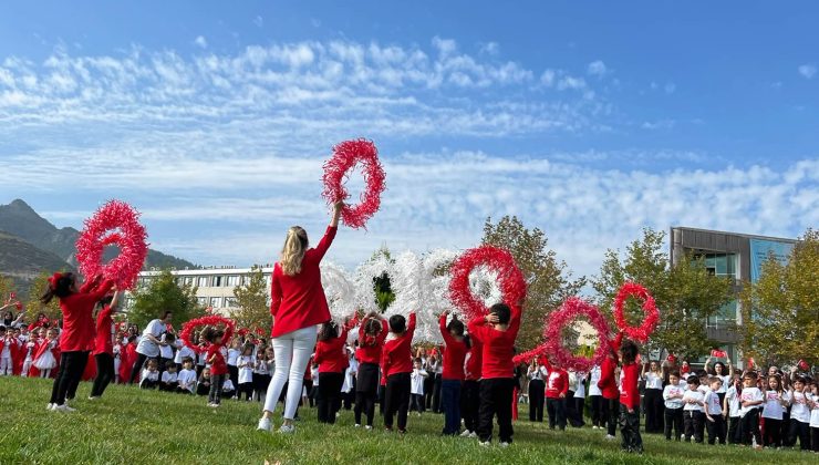 Cumhuriyetimizin 100. Yılı 100 Çocukla Büyük Bir Coşkuyla Kutlandı